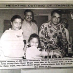 Avtar Bhogal with wife Shehnaz, daughter Pariru Roshni, Editor Rajeev Gupta on negative cutting of film Tasveer